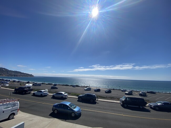 320 Paseo De La Playa, Unit B in Redondo Beach, CA - Building Photo - Building Photo