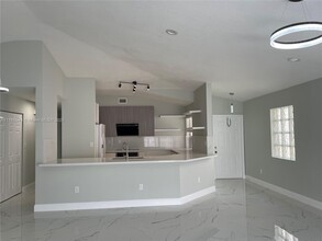 1775 NW 166th Ave in Pembroke Pines, FL - Foto de edificio - Building Photo