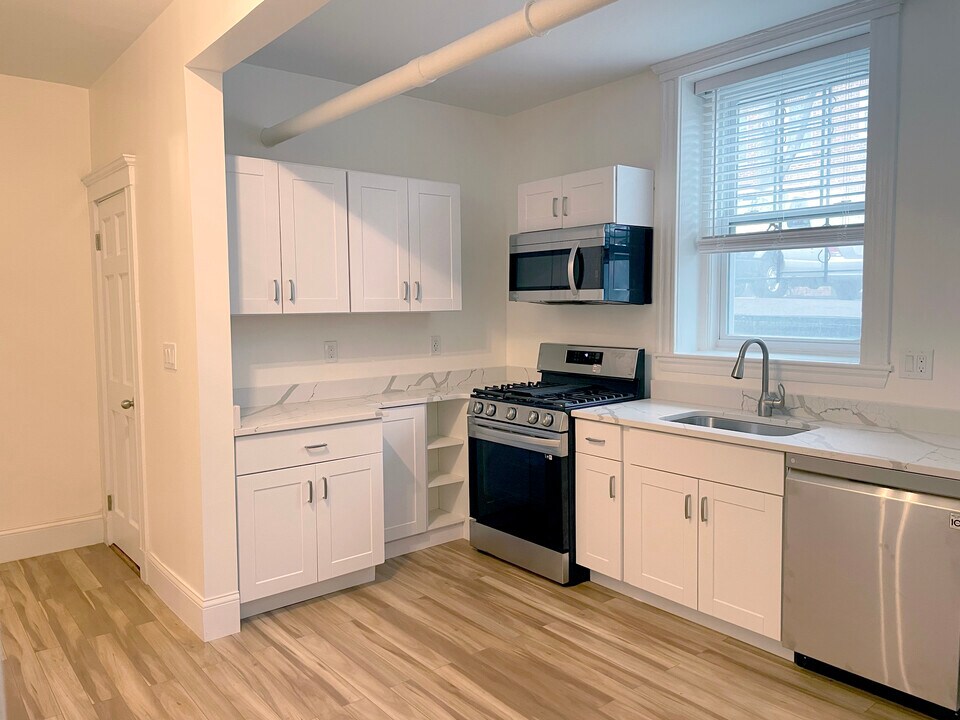 15 Thatcher St, Unit B in Brookline, MA - Building Photo