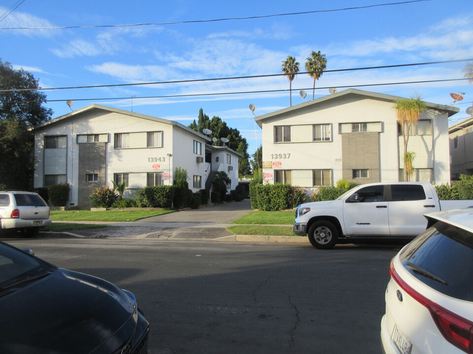 BESSEMER APARTMENTS in Van Nuys, CA - Building Photo