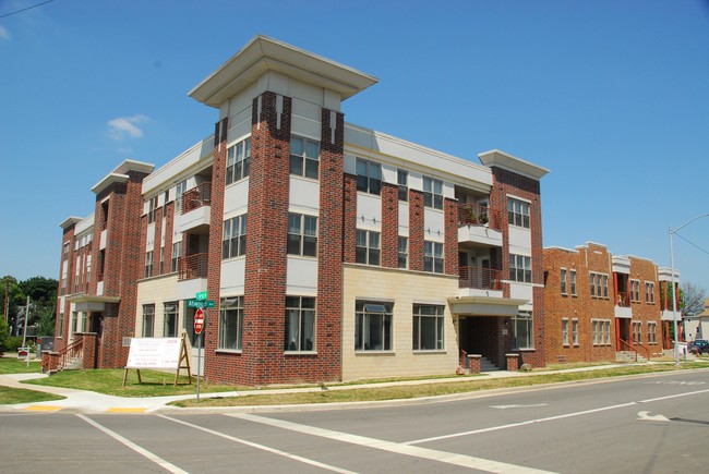 Atwood Courtyard in Madison, WI - Foto de edificio - Building Photo