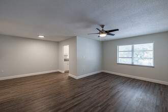 3232 On Fruitville in Sarasota, FL - Building Photo - Interior Photo