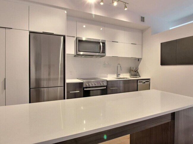 2108 Boul. Saint-Laurent in Montréal, QC - Building Photo - Building Photo