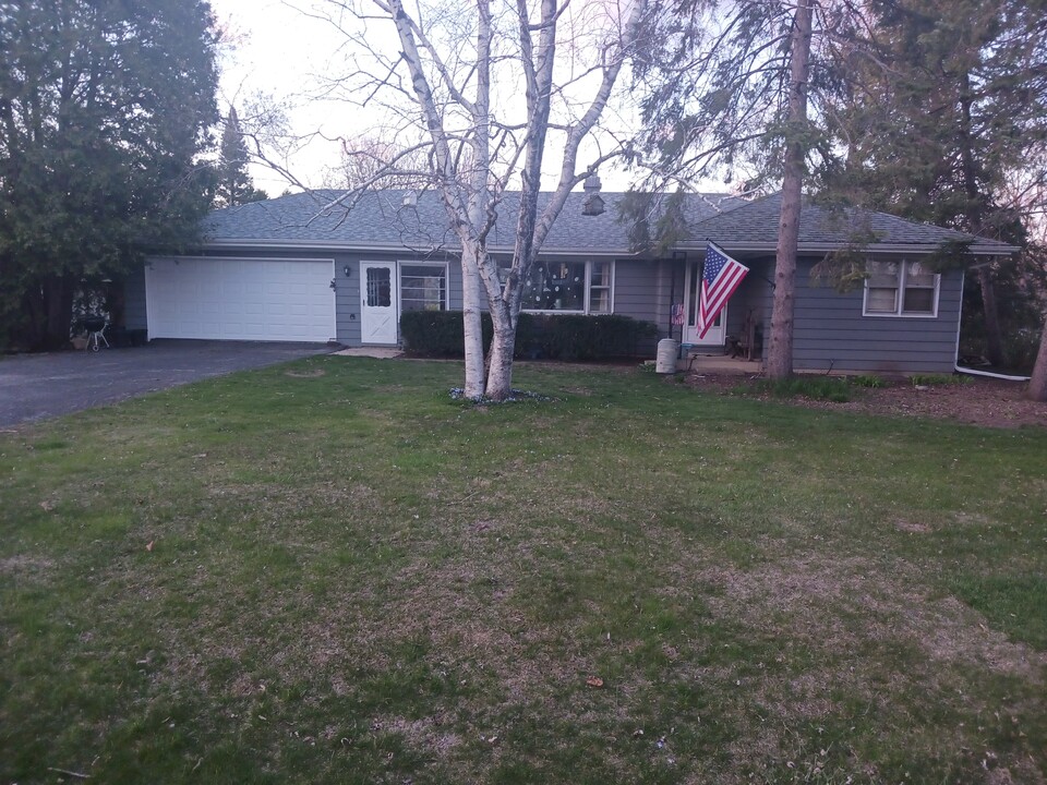 746 W Walnut St in Roselle, IL - Foto de edificio