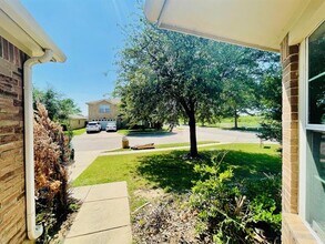 9248 Lamplighter Trail in Fort Worth, TX - Foto de edificio - Building Photo