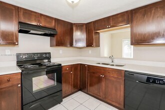 8640 NW 25th St in Sunrise, FL - Building Photo - Building Photo