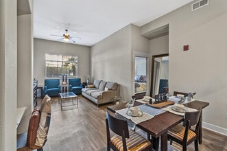 The Madison at Town Center in Valencia, CA - Foto de edificio - Building Photo