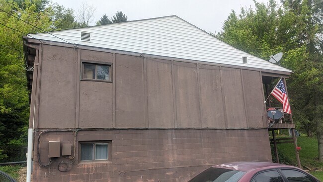 105 Hilltop Dr in Apollo, PA - Building Photo - Building Photo