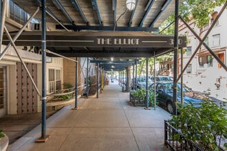 320 West 76th St in New York, NY - Foto de edificio - Building Photo