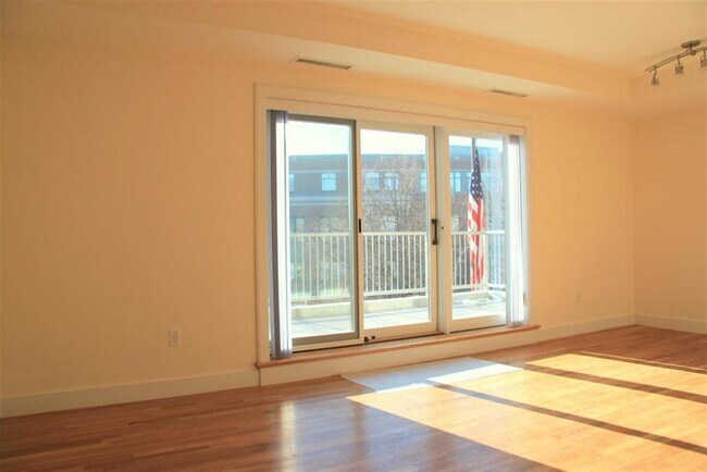 377 Summer St, Unit 3 in Somerville, MA - Building Photo - Building Photo