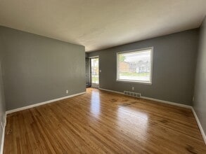 327 Sheridan Dr in Loves Park, IL - Building Photo - Building Photo