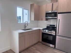 2320 N Naomi St, Unit 101 in Burbank, CA - Foto de edificio - Building Photo