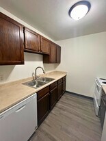 1510 E Gateway Cir S in Fargo, ND - Building Photo