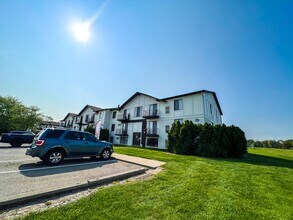 Park On Canal Apartments - Clinton Twp, MI in Clinton Township, MI - Foto de edificio - Building Photo