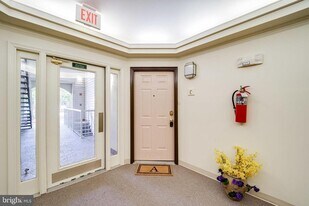 6603 Thackwell Way in Alexandria, VA - Building Photo