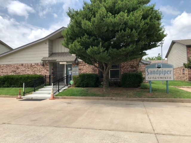 Sandpiper Apartments in Enid, OK - Foto de edificio - Building Photo