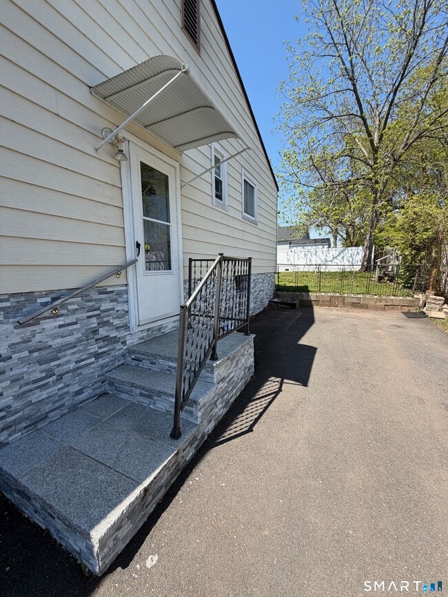 180 Buena Vista Ave in Newington, CT - Building Photo - Building Photo