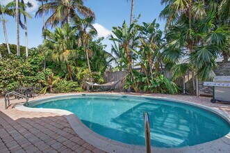 2101 NE 25th St in Wilton Manors, FL - Building Photo - Building Photo