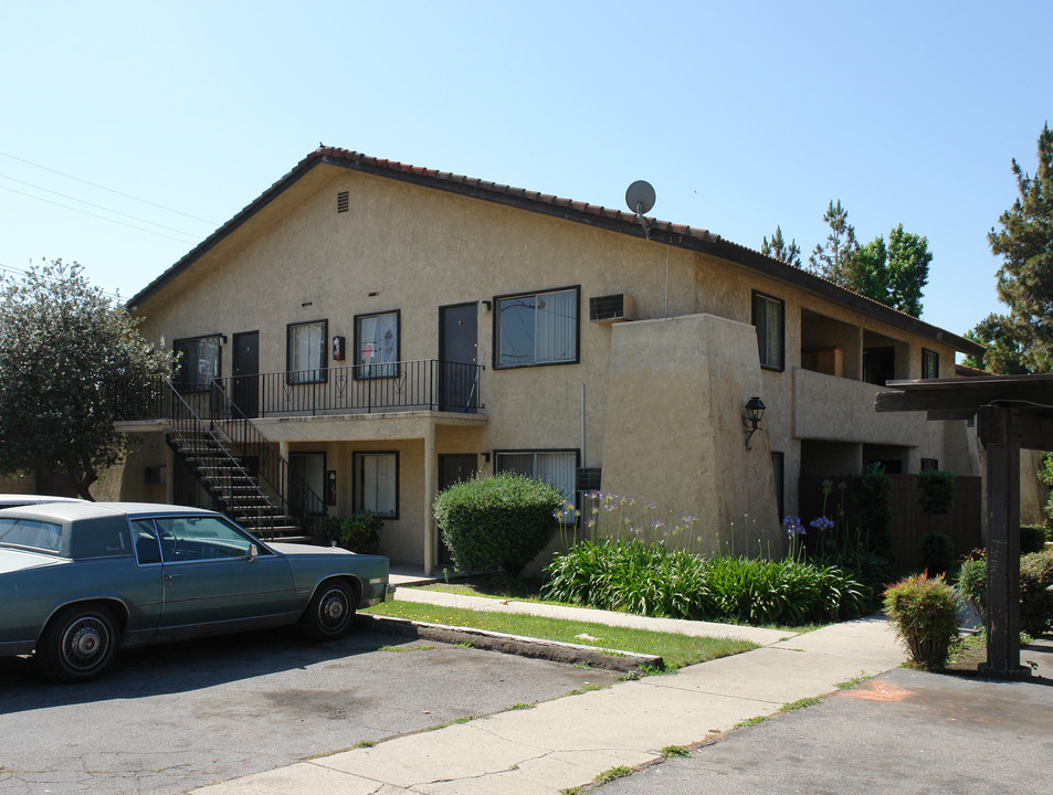 1027 E Deodar St in Ontario, CA - Foto de edificio