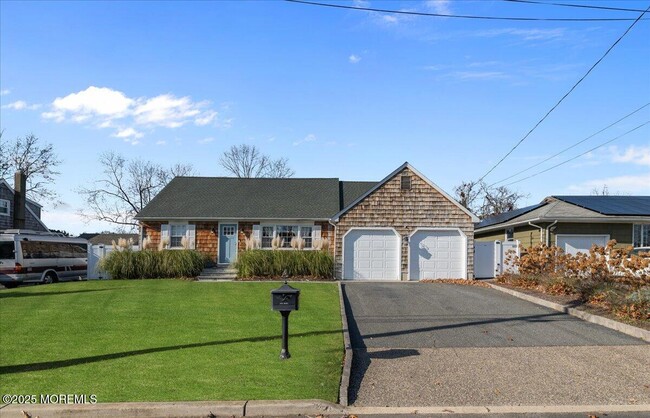 property at 525 Riverwood Ave