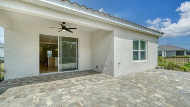 10105 Canaveral Cir in Sarasota, FL - Building Photo - Building Photo