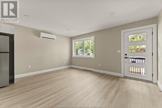 856 UNIVERSITY in Windsor, ON - Building Photo - Building Photo