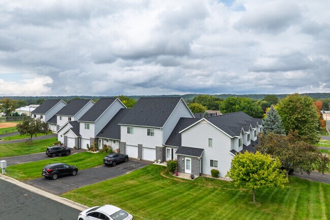 River Bend Townhomes in Shakopee, MN - Building Photo - Building Photo