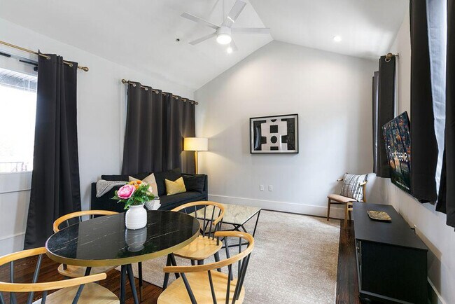 1430 St Charles Ave in New Orleans, LA - Building Photo - Building Photo