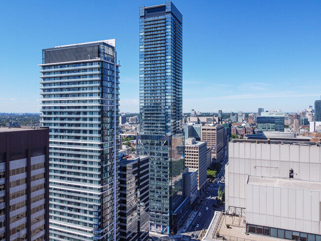 488 University Ave Residences in Toronto, ON - Building Photo - Building Photo