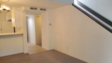 7131 Farralone Ave, Unit 83 in Canoga Park, CA - Building Photo - Building Photo