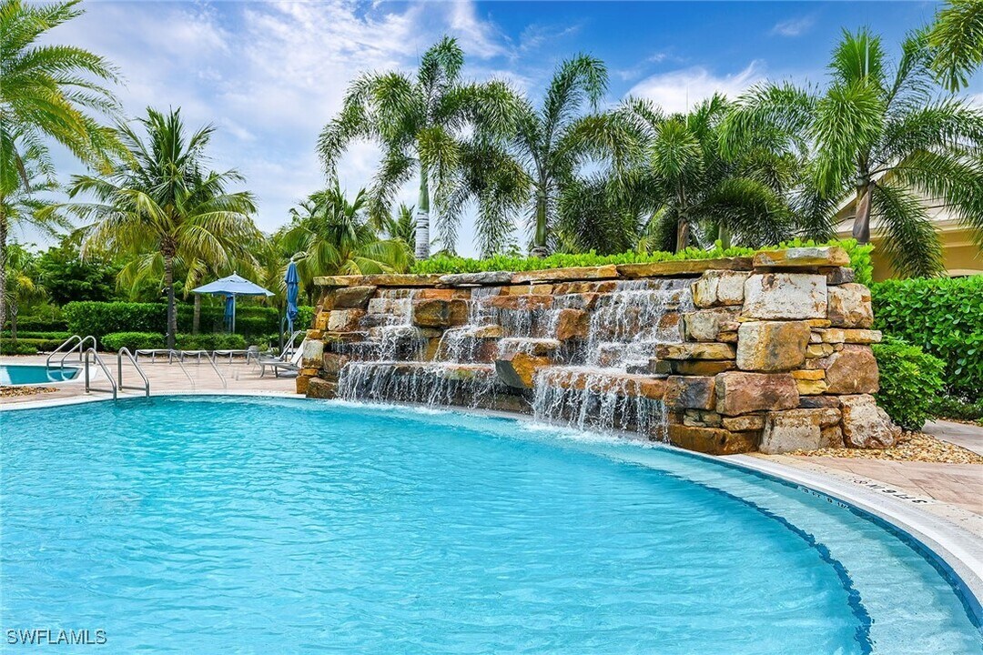 7638 Jacaranda Ln in Naples, FL - Foto de edificio