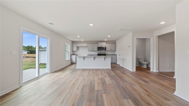 113 Cascade Ln in Seneca, SC - Foto de edificio - Building Photo