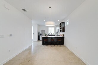 705 N Bluff Dr in Austin, TX - Building Photo - Building Photo