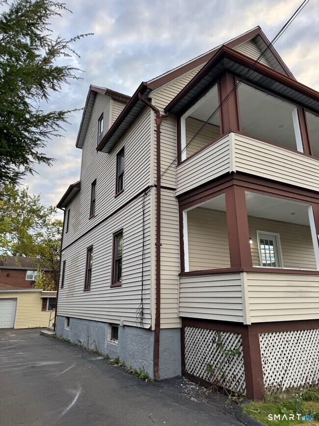 54 Overlook Ave in New Britain, CT - Foto de edificio - Building Photo