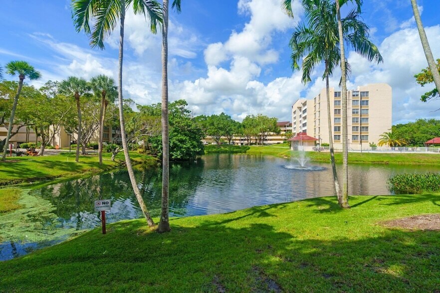 6901 Environ Blvd, Unit 5B in Lauderhill, FL - Foto de edificio