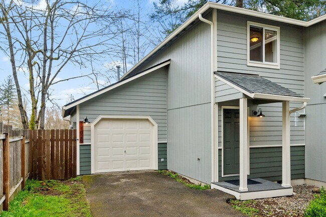 1102 Irving St SW, Unit B in Tumwater, WA - Foto de edificio - Building Photo