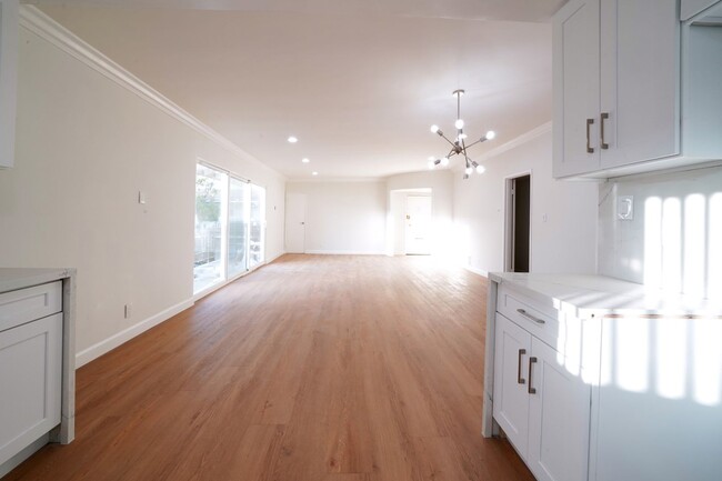 6335 Whitsett Ave in Los Angeles, CA - Building Photo - Building Photo