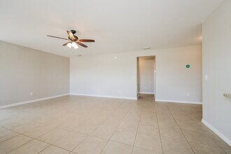 627 SW 27th Terrace in Cape Coral, FL - Foto de edificio - Building Photo