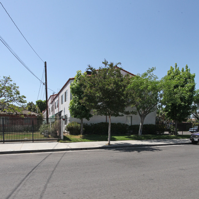 9261 Wakefield Ave in Panorama City, CA - Building Photo - Building Photo