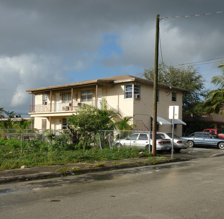 100 NW 74th St in Miami, FL - Building Photo