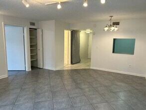 3195 Foxcroft Rd in Hollywood, FL - Building Photo - Building Photo