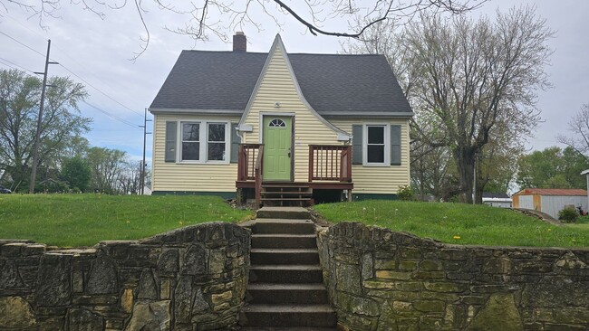 property at 928 W 11th St