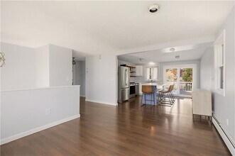 102 Easton Ave in Portsmouth, RI - Building Photo - Building Photo