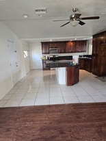 471 E Nugent St in Lancaster, CA - Building Photo