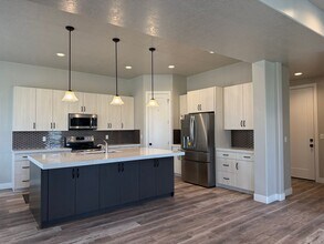 1201 W Waverly Hills Ln in West Jordan, UT - Building Photo - Building Photo