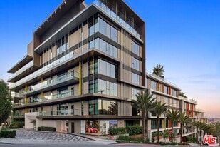 8420 W Sunset Blvd in West Hollywood, CA - Building Photo