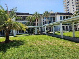 2100 Benjamin Franklin Dr, Unit 302 in Sarasota, FL - Building Photo