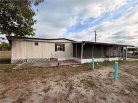 7897 Suncoast Dr in North Fort Myers, FL - Building Photo