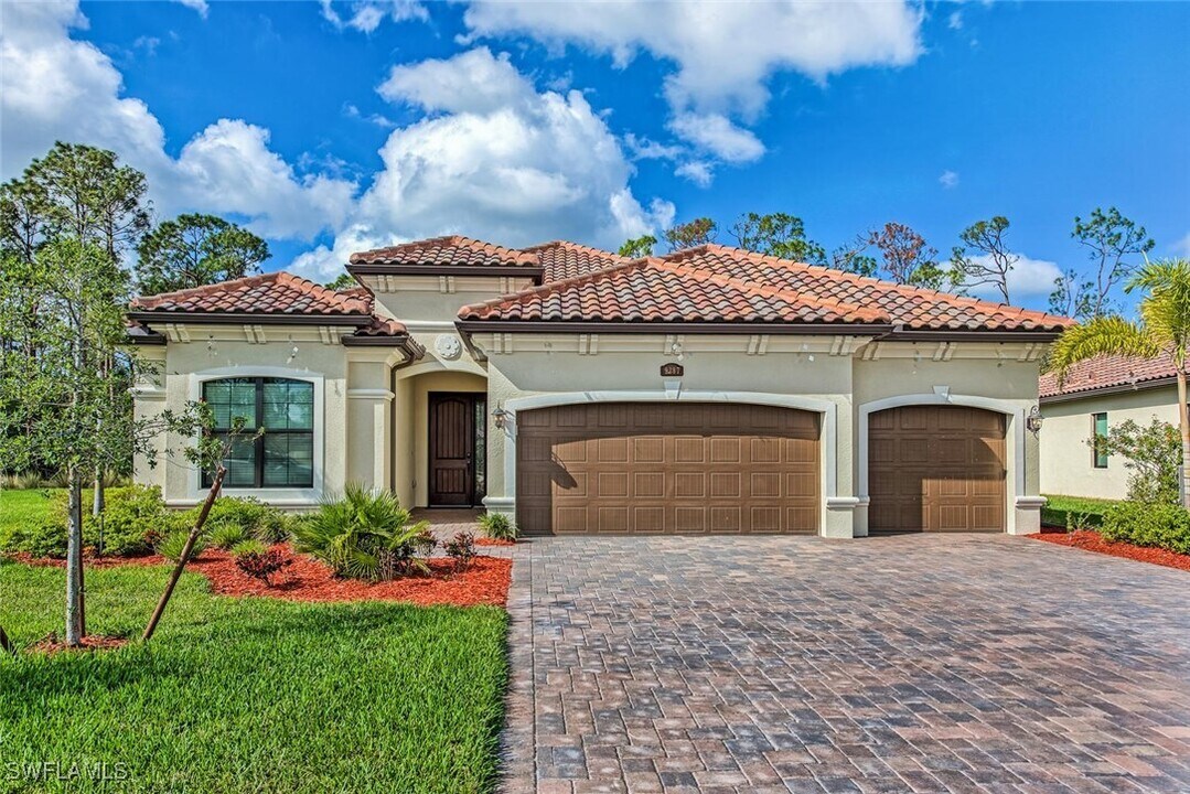 9387 Vercelli Ct in Naples, FL - Building Photo