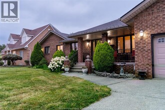 12310 Candlewood Dr in Tecumseh, ON - Building Photo - Building Photo